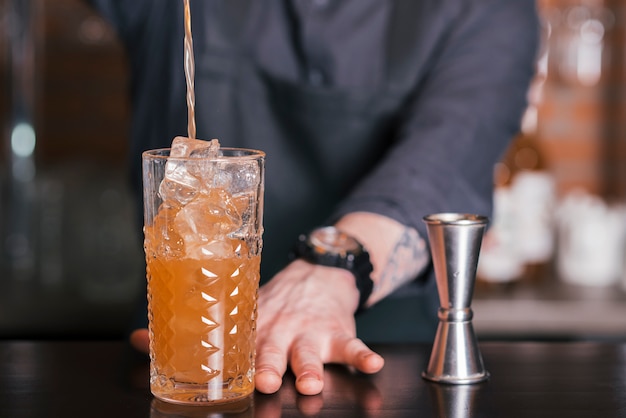 Barman preparando un coctel refrescante