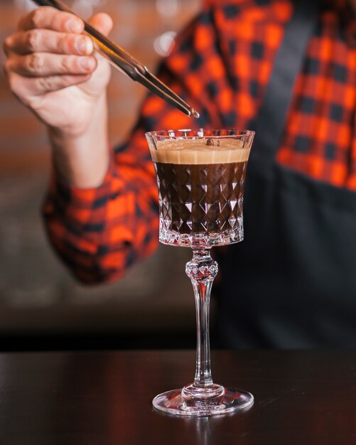 Barman preparando un coctel refrescante