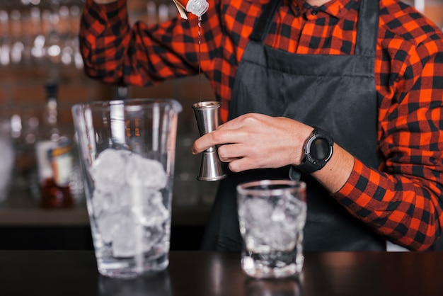 Barman preparando un coctel refrescante