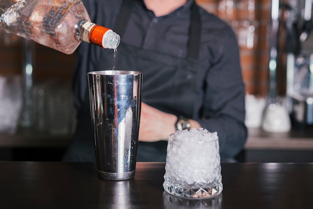 Barman preparando un coctel refrescante