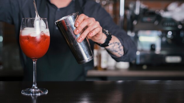 Barman preparando un coctel refrescante