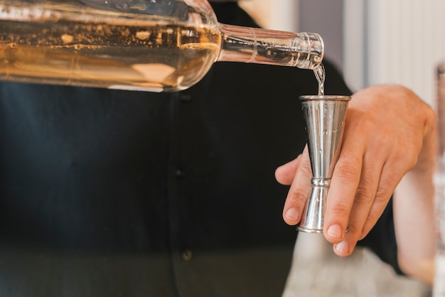 Barman preparando un coctel refrescante