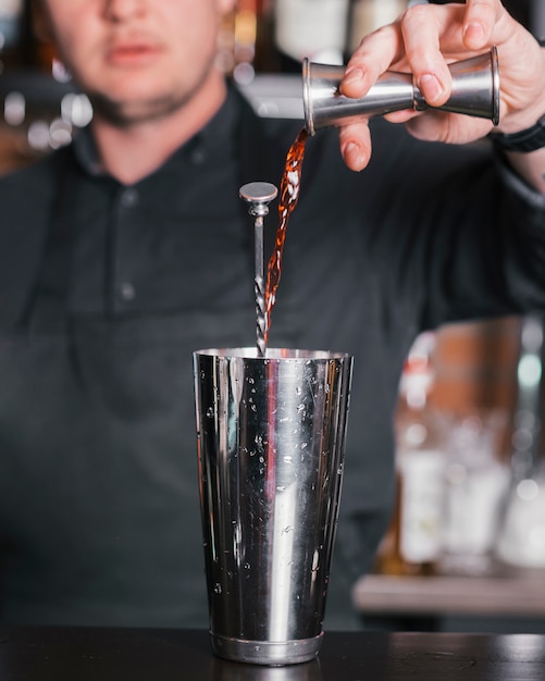 Foto gratuita barman preparando un coctel refrescante