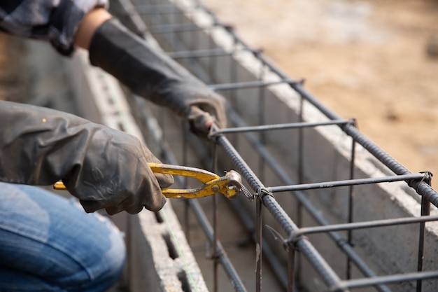 Foto gratuita barra de acero en el sitio de construcción