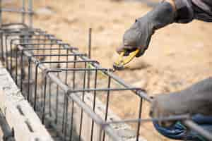 Foto gratuita barra de acero en el sitio de construcción