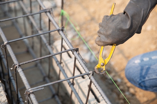 Foto gratuita barra de acero en el sitio de construcción