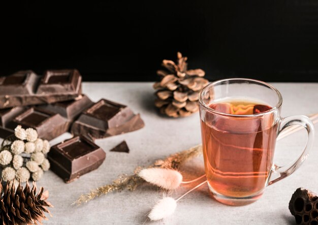 Barra de chocolate de alto ángulo y bebidas