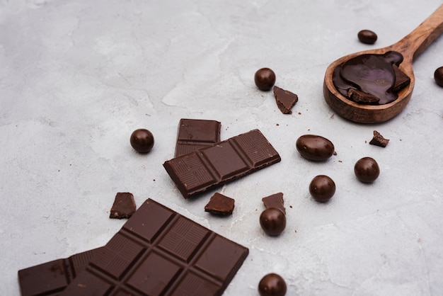 Foto gratuita barra de chocolate negro con dulces