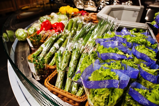 Barra de ensaladas con varias verduras frescas en el supermercado