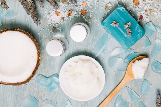 Foto gratuita barra de jabón con aceite de coco y lavanda.