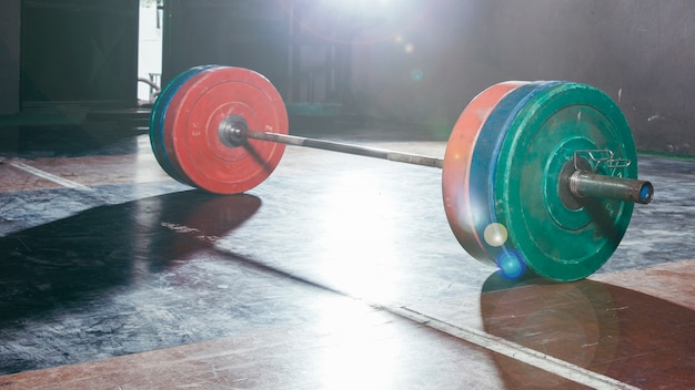 Barra de pesas en gimnasio