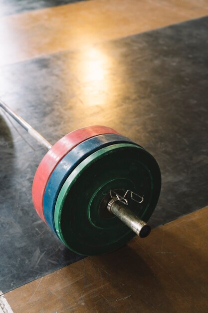 Barra de pesas en gimnasio