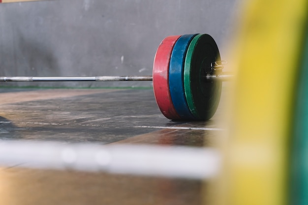 Barra de pesas en gimnasio