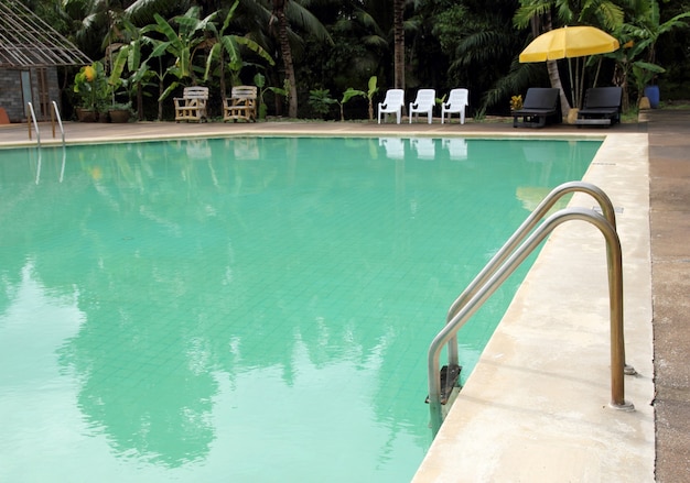 Barras de agarre en la escalera de la piscina