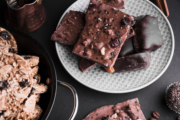 Barras de chocolate y galletas saludables sobre fondo