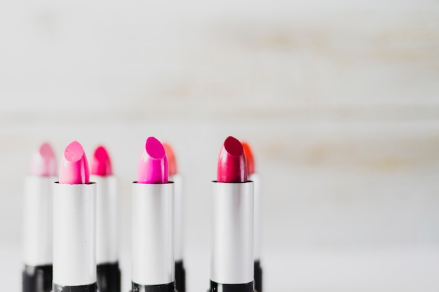 Foto gratuita barras de labios de color rosa de primer plano