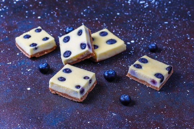 Barras de tarta de arándanos con miel y bayas frescas.