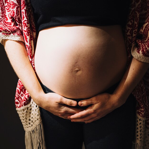 Barriga de mujer embarazada