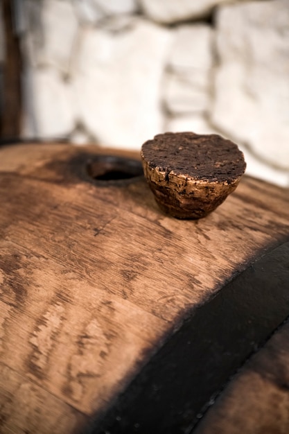 Barril de vino de alto ángulo en bodega