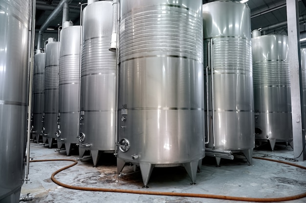 Barriles metálicos de vino en una bodega