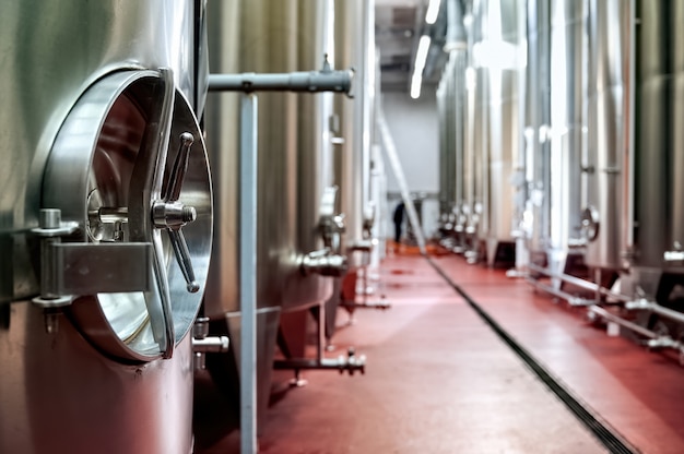 Barriles metálicos de vino en una bodega