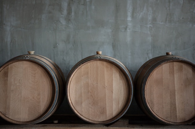 Foto gratuita barriles de vino apilados en la bodega de la bodega.