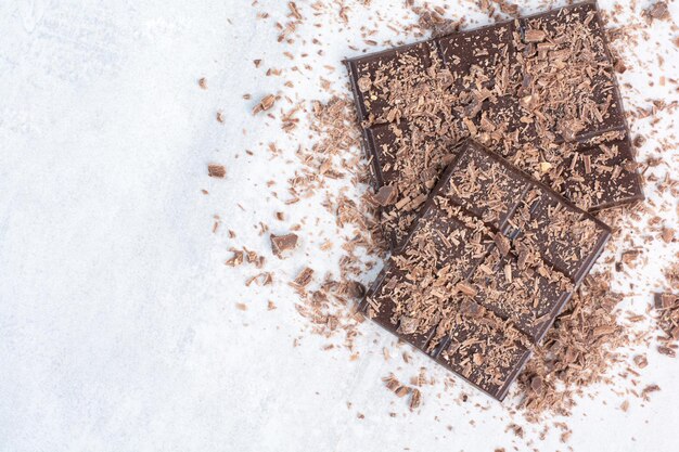 Barritas de chocolate negro decoradas con cacao en polvo. Foto de alta calidad