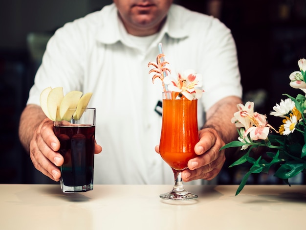 Bartender de cócteles alcohólicos.