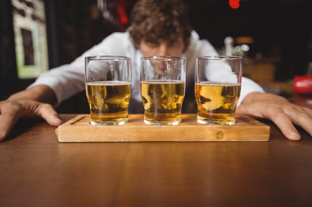 Bartender forro whisky vasos de chupito en barra de bar