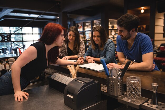 Bartender interactuando con los clientes