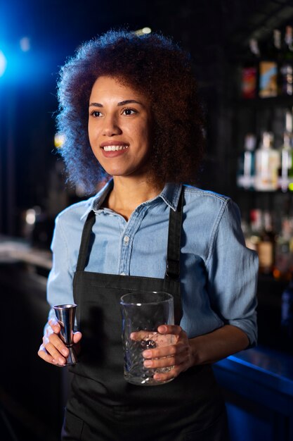 Bartender trabajando en un club