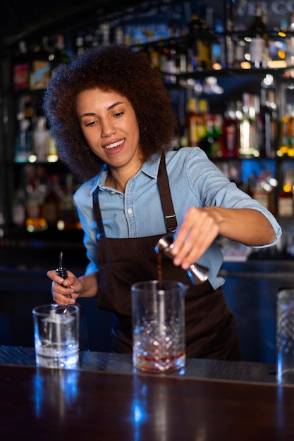 Foto gratuita bartender trabajando en un club