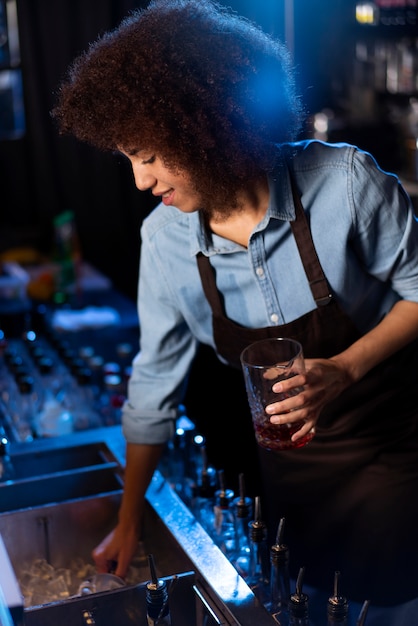 Foto gratuita bartender trabajando en un club