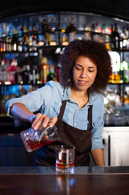 Bartender trabajando en un club