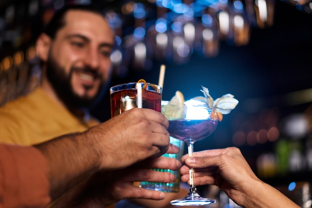 Bartender trabajando en un club