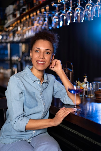 Foto gratuita bartender trabajando en un club