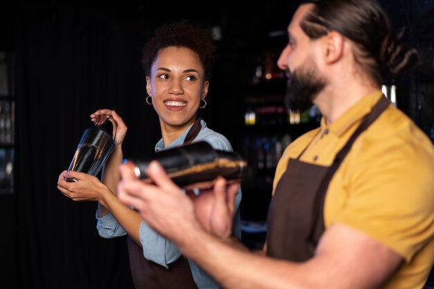 Foto gratuita bartender trabajando en un club