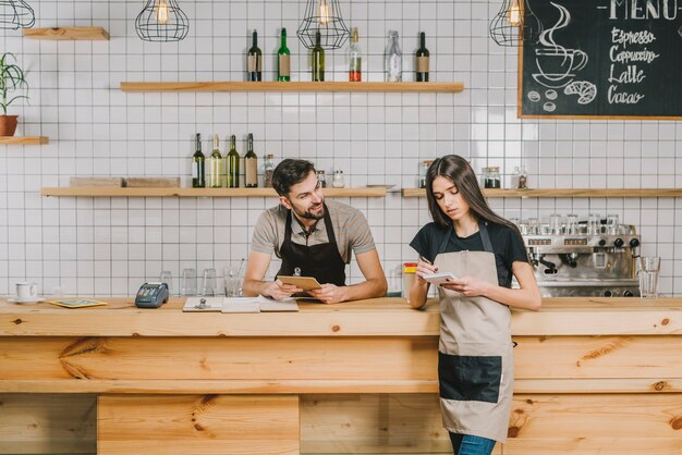 Bartenders cerca del mostrador