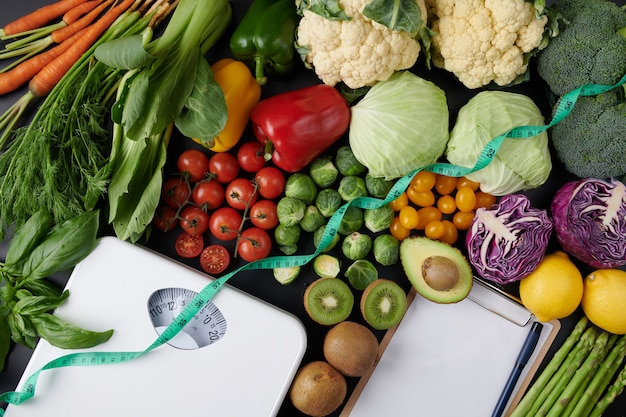 Báscula de adelgazamiento con verduras y frutas. Concepto de dieta. vista superior.