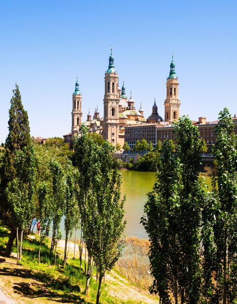 Basílica de Nuestra Señora del Pilar en verano