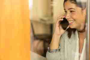 Foto gratuita bastante adolescente hablando por teléfono