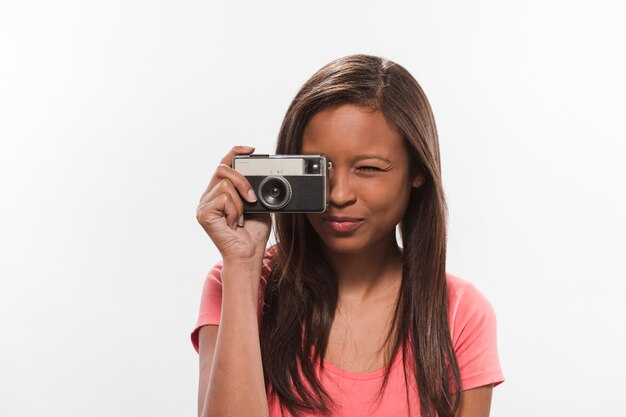 Bastante adolescente haciendo clic en la fotografía a través de la cámara