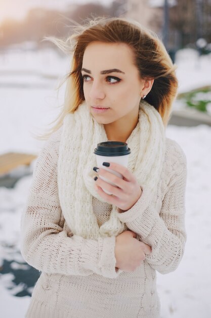 bastante bebida de invierno pelo persona