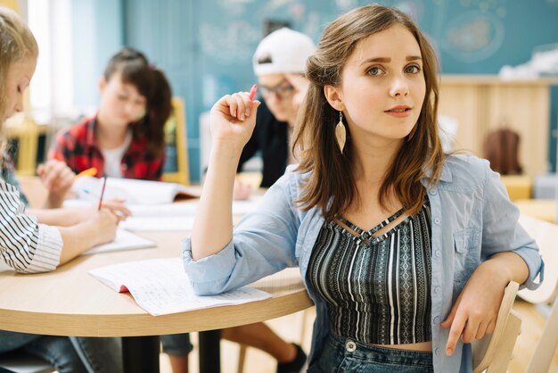 Bastante estudiante posando en clase