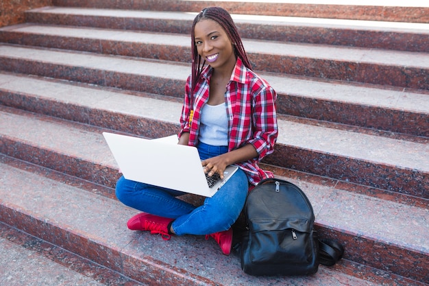 Bastante estudiante posando en las escaleras