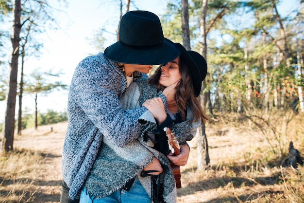 Foto gratuita bastante joven abrazando a su novia