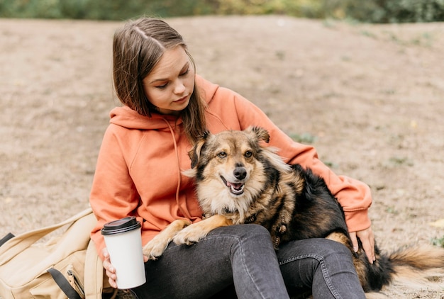 Foto gratuita bastante joven acariciando a su perro