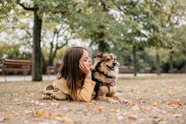 Bastante joven acariciando a su perro