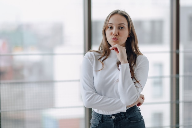 Bastante joven en una blusa blanca