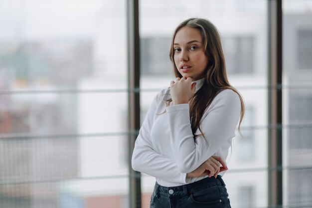 Bastante joven en una blusa blanca